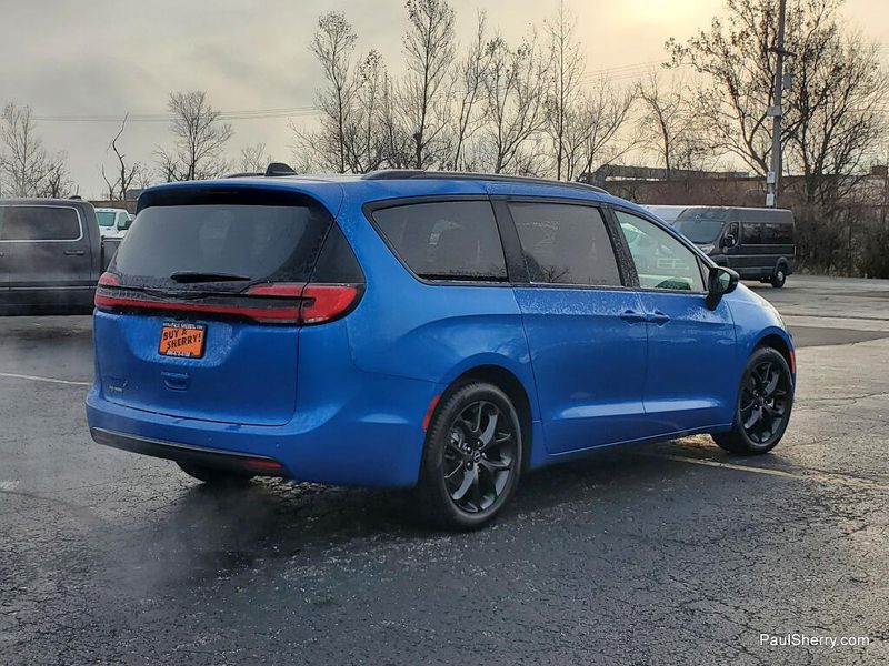 New 2026 Chrysler Pacifica Select