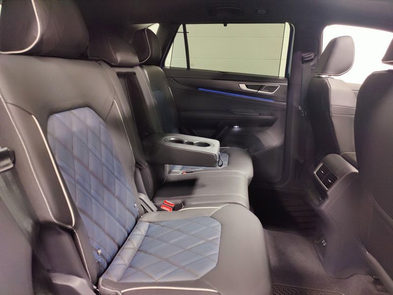 Used 2025 Volkswagen Atlas Cross Sport SEL Premium R-Line AWDImage 21