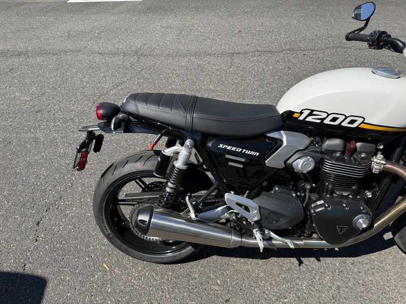2025 Triumph Speed Twin 1200 - CRYSTAL WHITE - SAPPHIRE BLACK