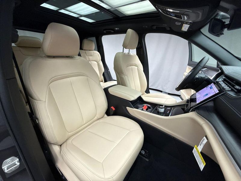 New 2025 Jeep Grand Cherokee Limited 4x4Image 16