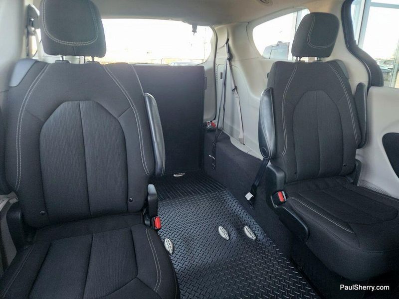 2022 Chrysler Voyager LXImage 47