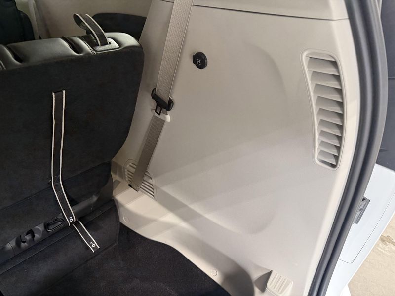 Used 2024 Chrysler Pacifica Touring LImage 7