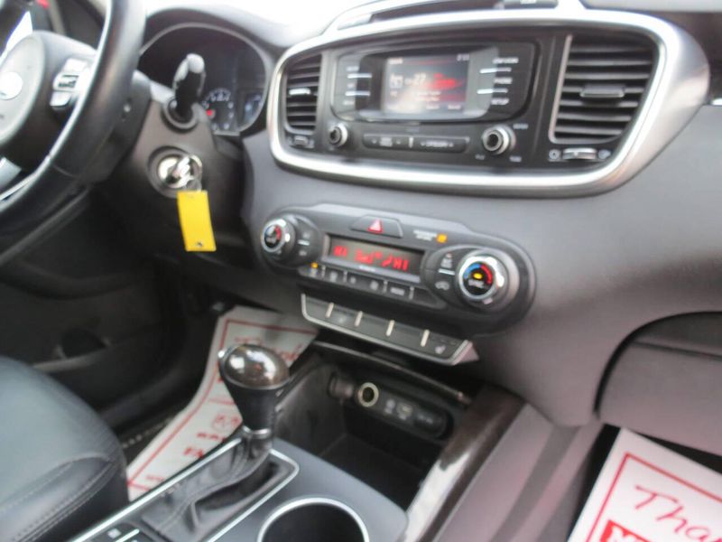 Used 2016 Kia Sorento EX V6 AWD 4dr SUVImage 11