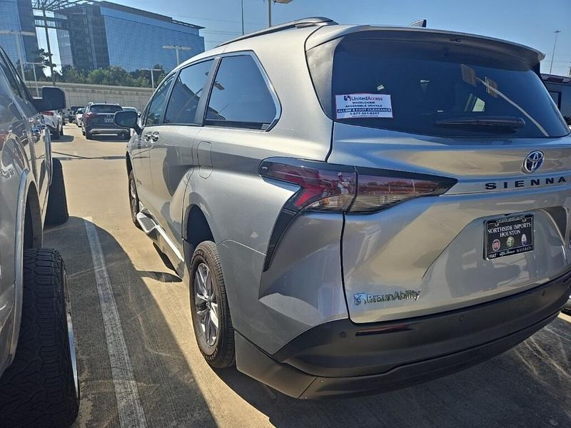 2024 Toyota Sienna XLE photo 4