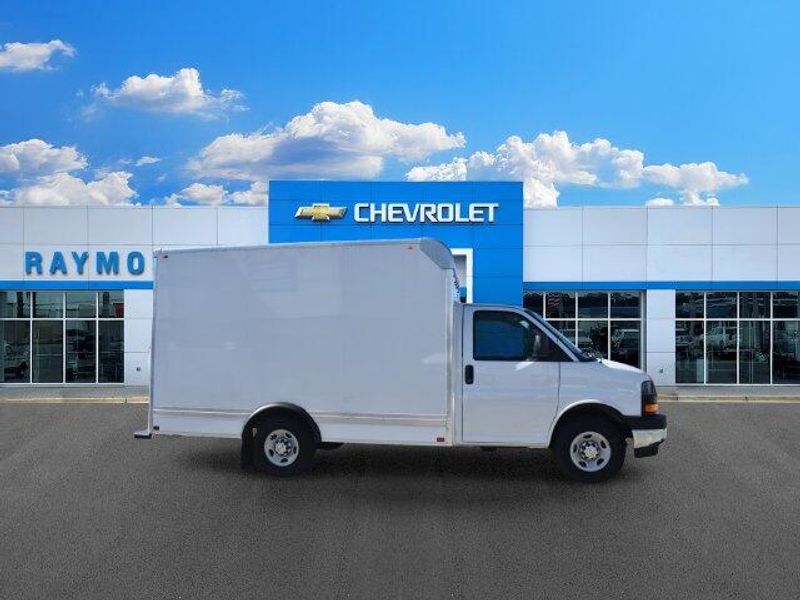 New 2026 Chevrolet Express 3500 Work VanImage 2