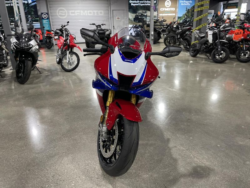 New 2025 Honda CBR1000RR-R FIREBLADE SP Image 5