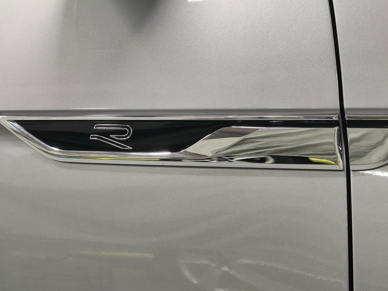 Used 2025 Volkswagen Atlas SEL Premium AWD R-Line w/Sunroof/NavImage 4