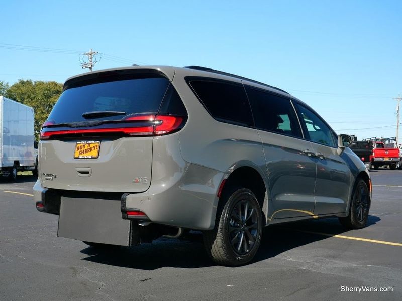 2022 Chrysler Pacifica Touring SImage 24