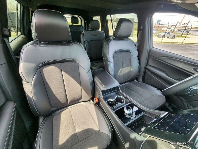 2025 Jeep Grand Cherokee L Altitude X 4x4Image 2