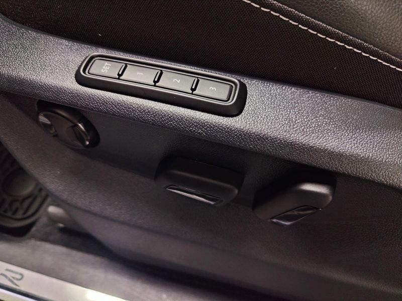 Used 2024 Volkswagen Tiguan AWD SEL R-Line w/Sunroof/NavImage 22