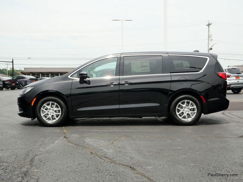 New 2025 Chrysler Voyager LxImage 10