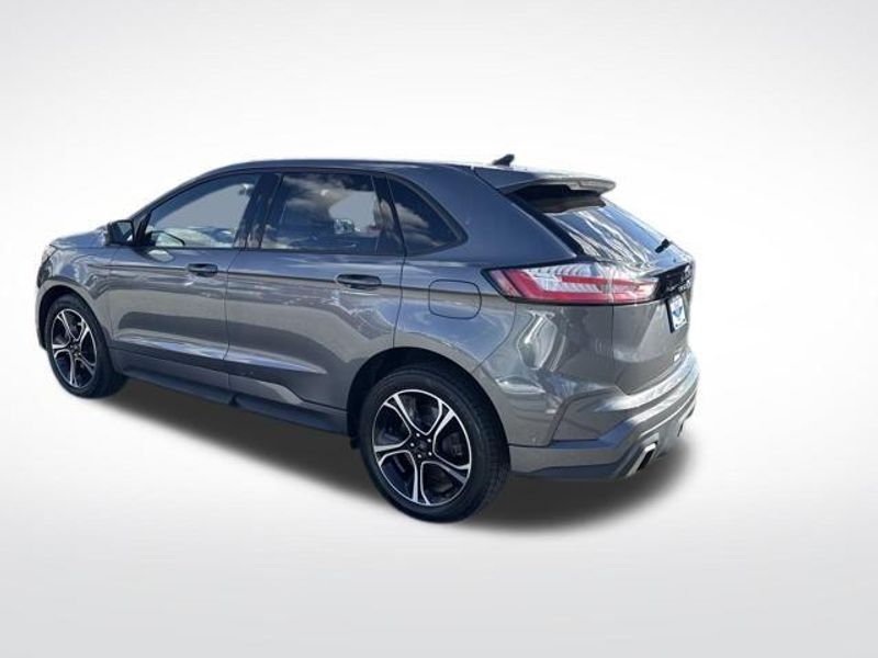 2022 Ford Edge ST photo 2
