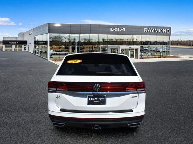 Used 2024 Volkswagen Atlas 2.0T SE w/TechnologyImage 4