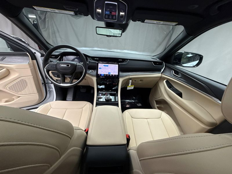 New 2025 Jeep Grand Cherokee Limited 4x4Image 8