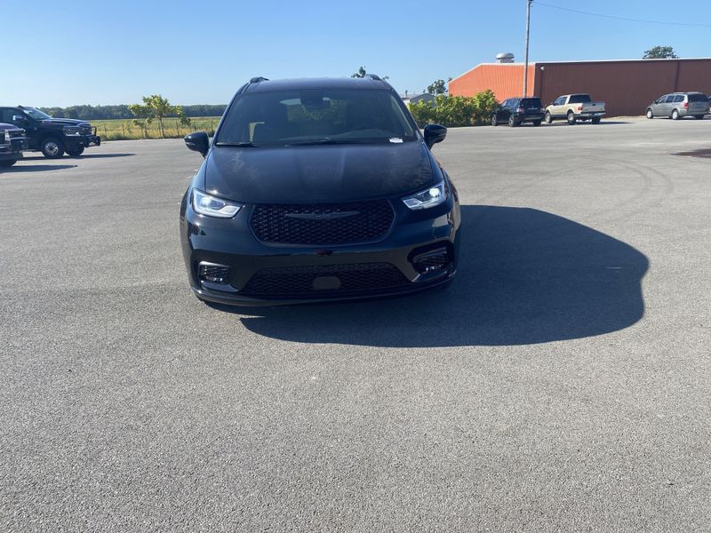 2025 Chrysler Pacifica photo 2