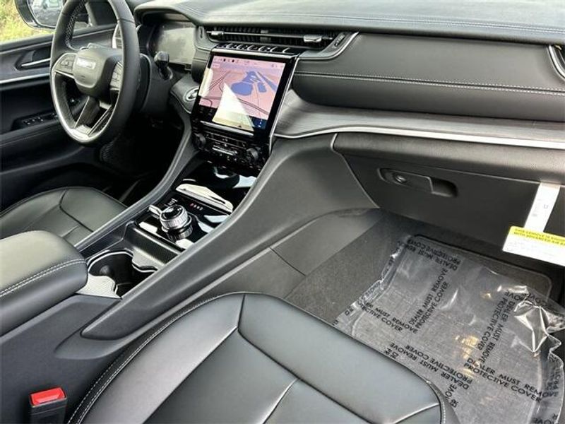 New 2025 Jeep Grand Cherokee L Limited 4x4Image 13