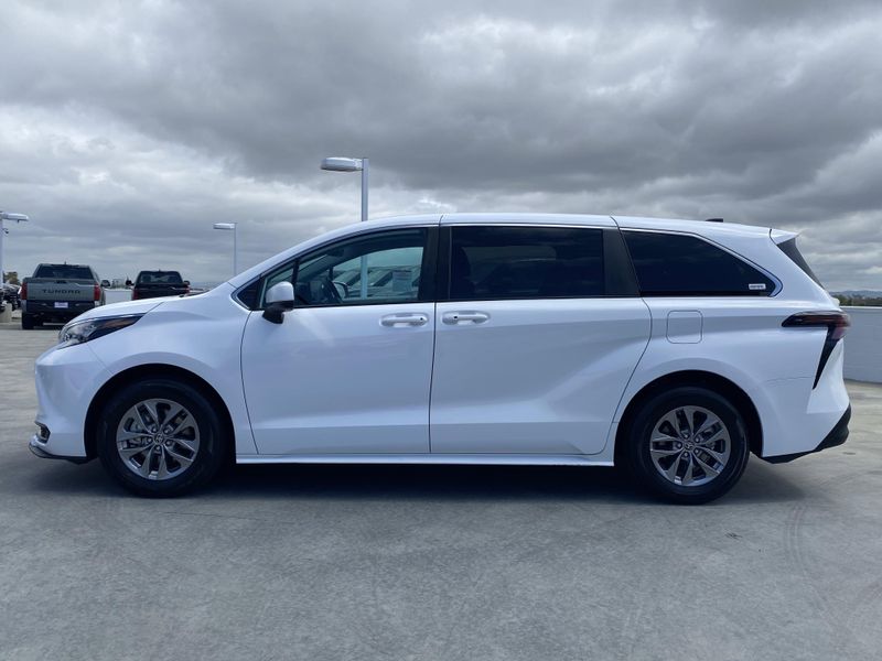2024 Toyota Sienna LEImage 7