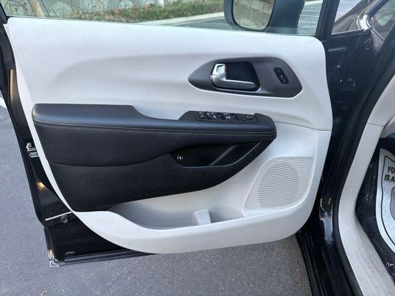 Used 2023 Chrysler Pacifica Hybrid Touring LImage 10