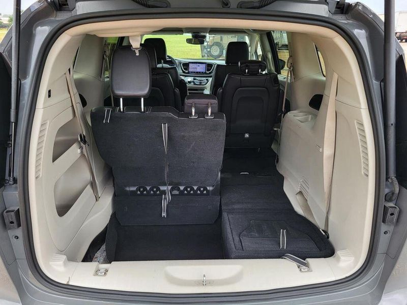2023 Chrysler Pacifica Touring LImage 9