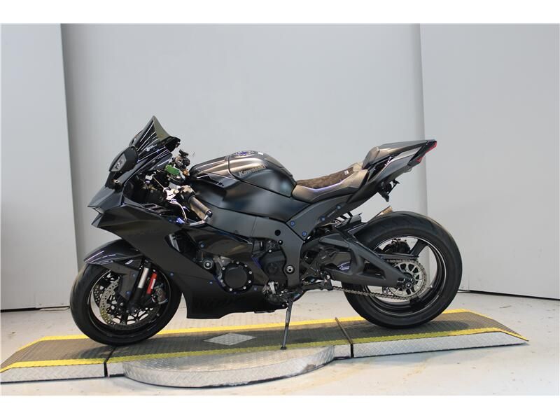 Used 2025 Kawasaki NINJA ZX-10R Image 2