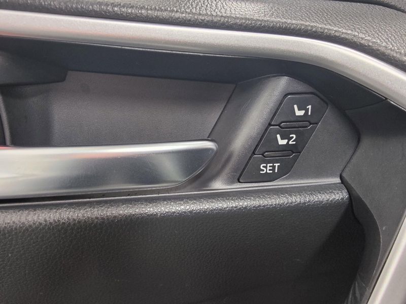 Used 2020 Toyota RAV4 XLE Premium AWD w/SunroofImage 17