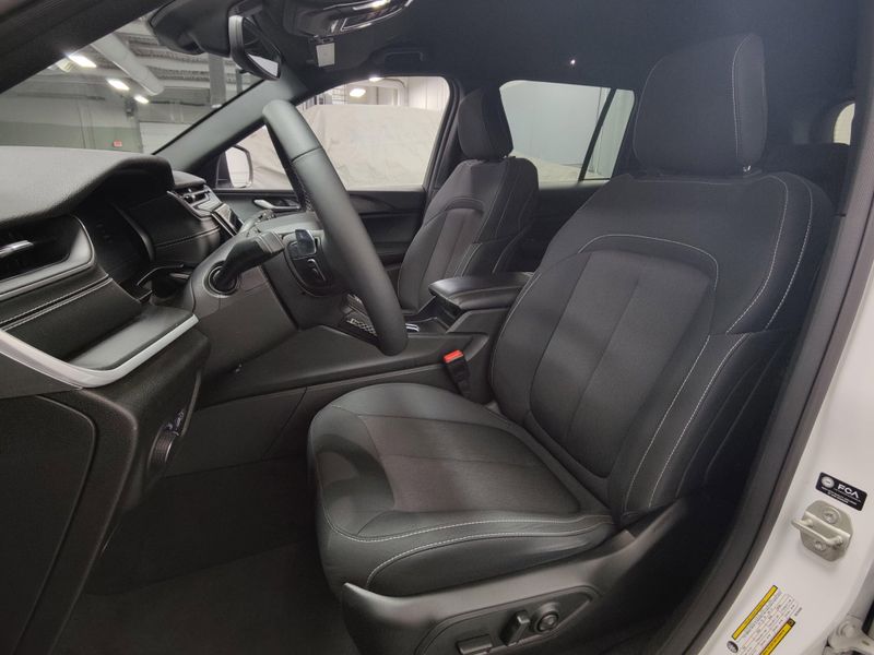 Used 2024 Jeep Grand Cherokee Laredo Luxury Tech V6 4X4Image 10