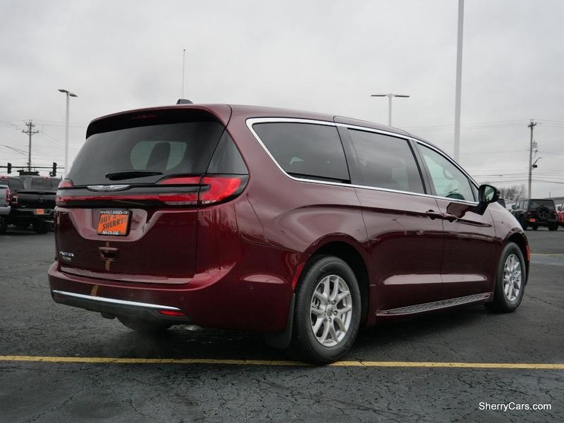 2023 Chrysler Pacifica Touring LImage 9