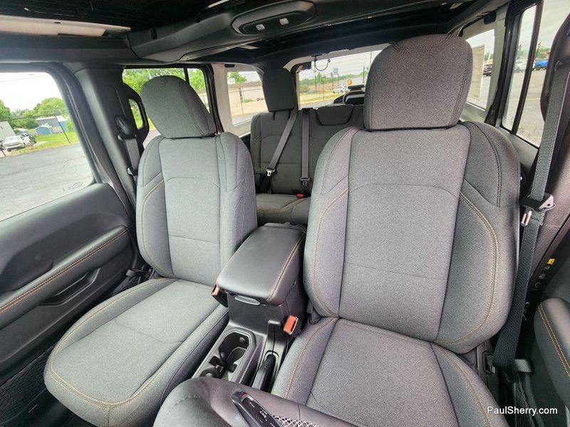 New 2025 Jeep Wrangler 4-door SaharaImage 26