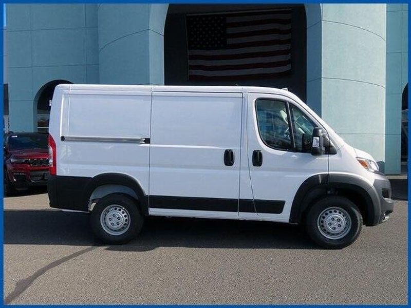 2025 RAM ProMaster Low RoofImage 2