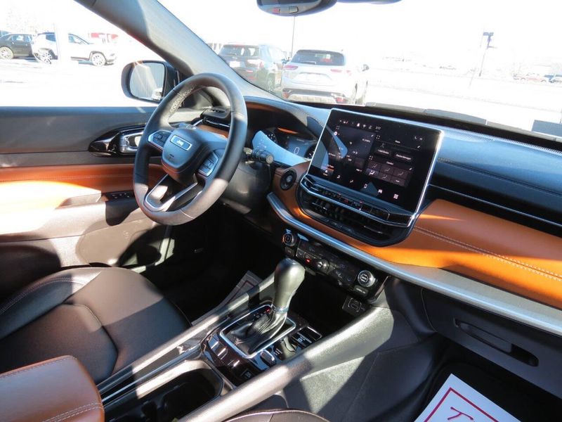 Used 2024 Jeep Compass Limited 4x4 4dr SUVImage 8