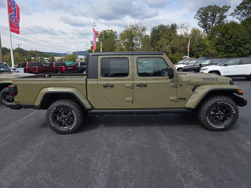 2025 Jeep Gladiator Willys photo 2