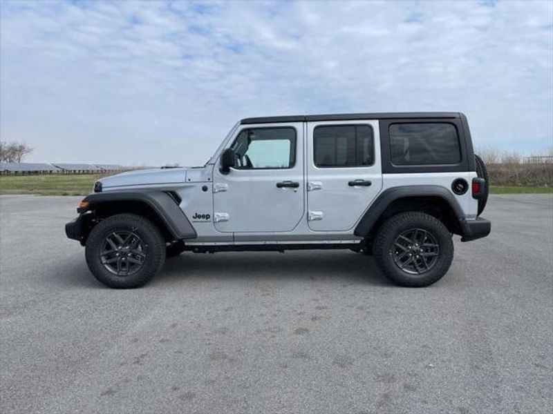 2024 Jeep Wrangler Unlimited Sport RHD photo 4