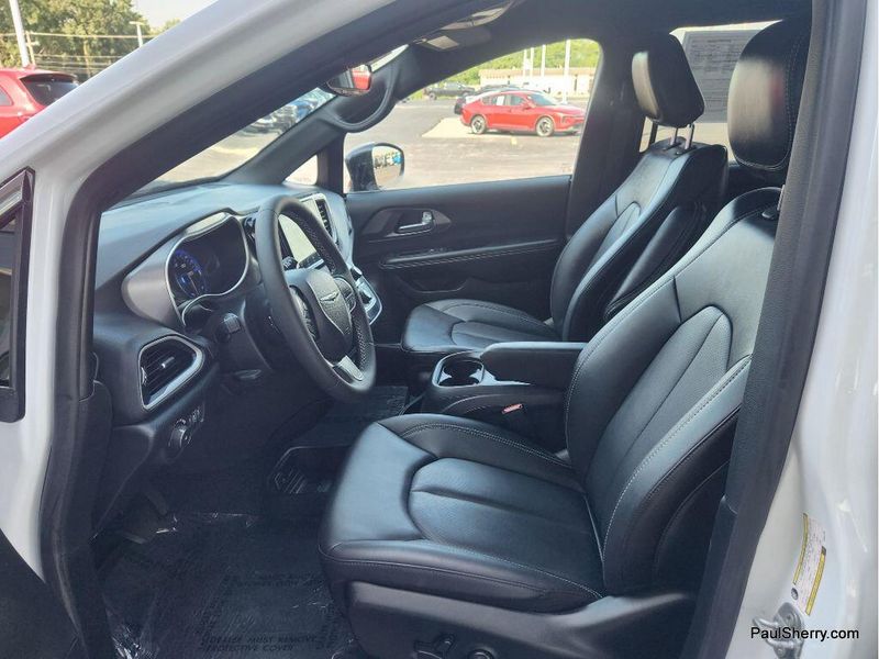 Used 2026 Chrysler Pacifica Select