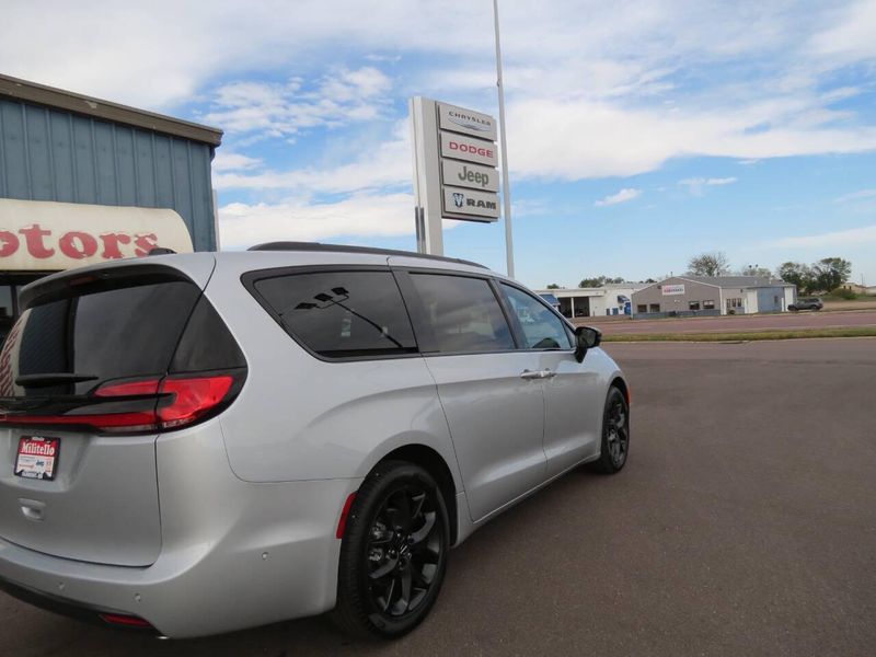 2024 Chrysler Pacifica Touring LImage 5