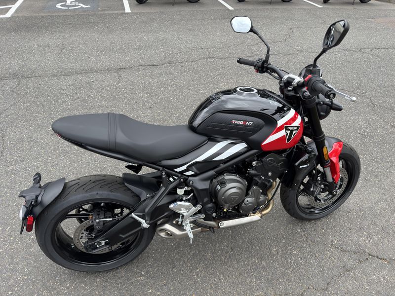 2025 Triumph Trident 660 - DIABLO RED - SAPPHIRE BLACK 