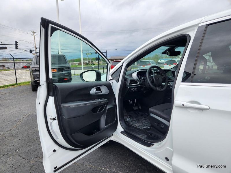 Used 2024 Chrysler Pacifica Touring