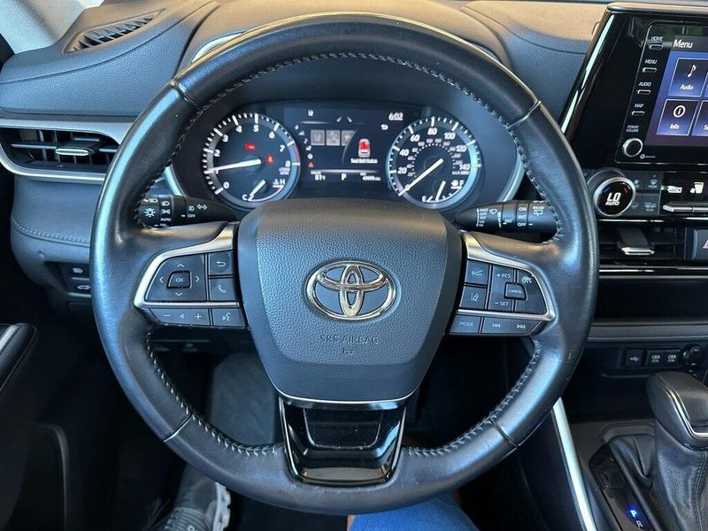 2021 Toyota Highlander XLE photo 2
