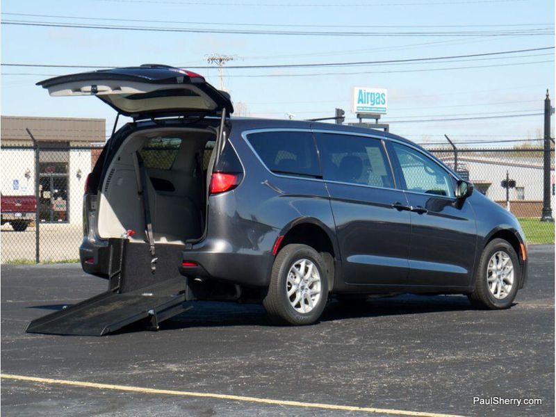 2022 Chrysler Voyager LXImage 5