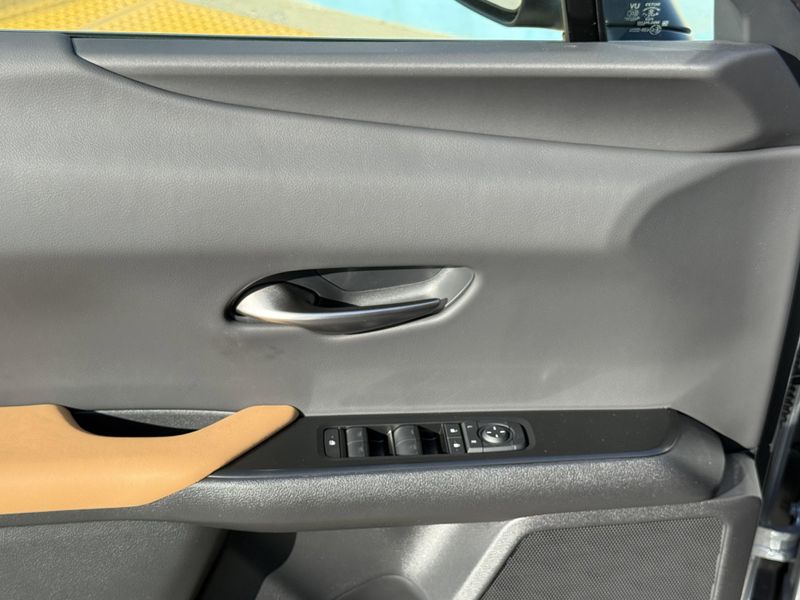 New 2026 Lexus UX 300h PremiumImage 17