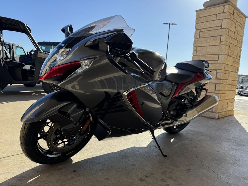 2023 SUZUKI Hayabusa in a GRAY/RED exterior color. Family PowerSports (877) 886-1997 familypowersports.com 