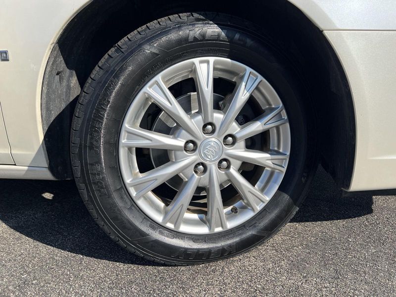 2009 Buick Lucerne CXL photo 2