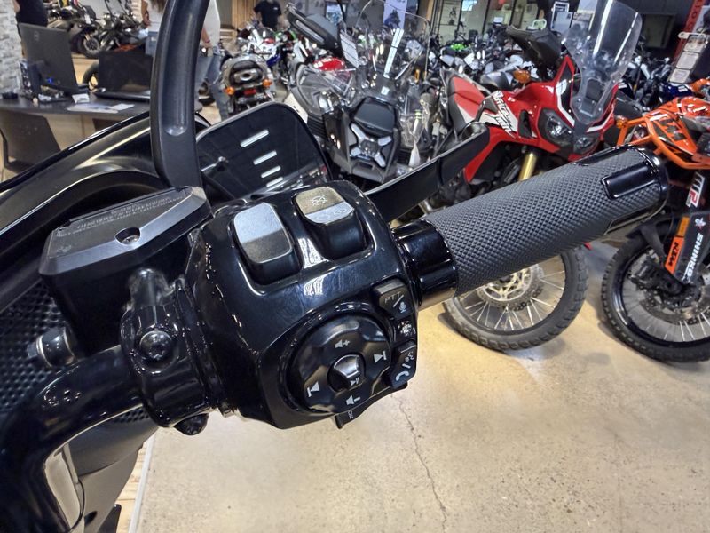 USED 2024 HARLEY STREET GLIDE Image 3
