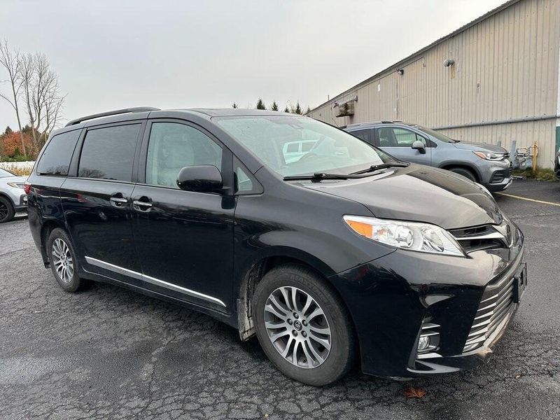 2020 Toyota Sienna XLEImage 1