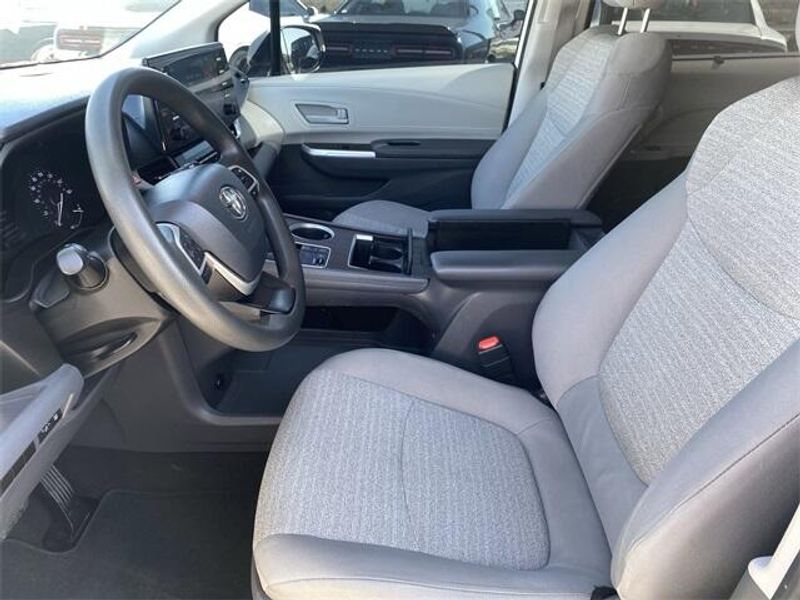 2021 Toyota Sienna LEImage 19