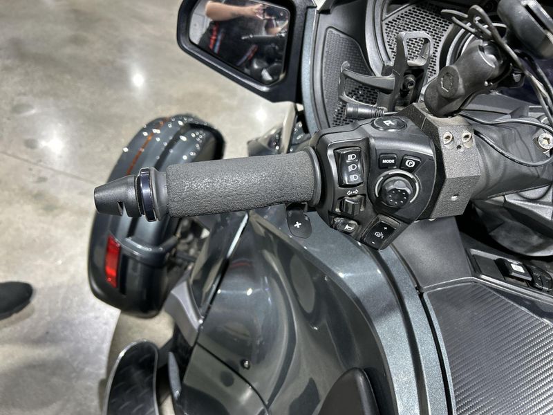 2018 Can-Am SPYDER RT-SE6  in a GREY exterior color. Del Amo Motorsports of Redondo Beach (424) 390-7811 delamomotorsports.com 