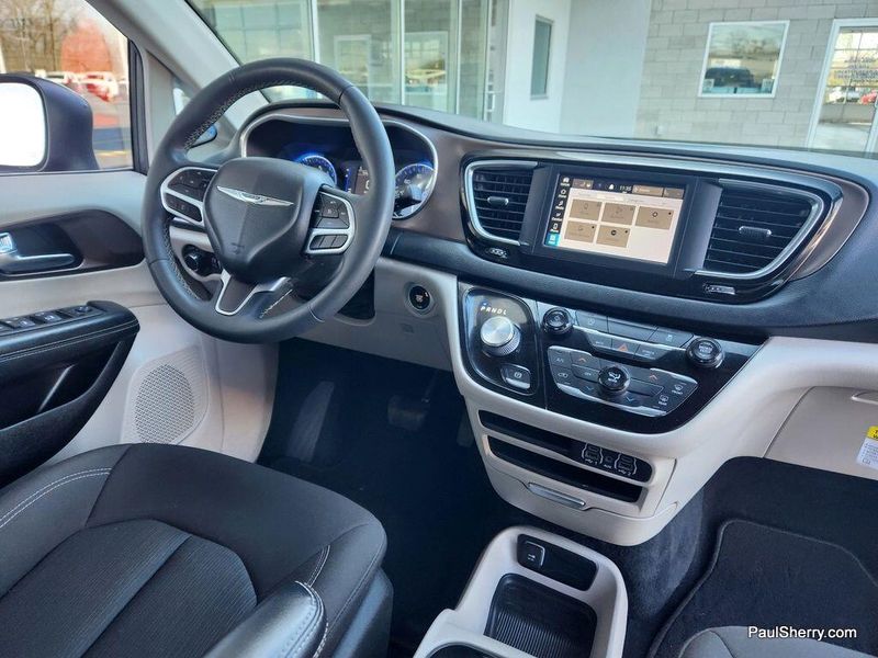 2022 Chrysler Voyager LXImage 39