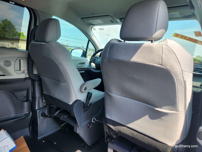 2022 Toyota Sienna Hybrid LEImage 59