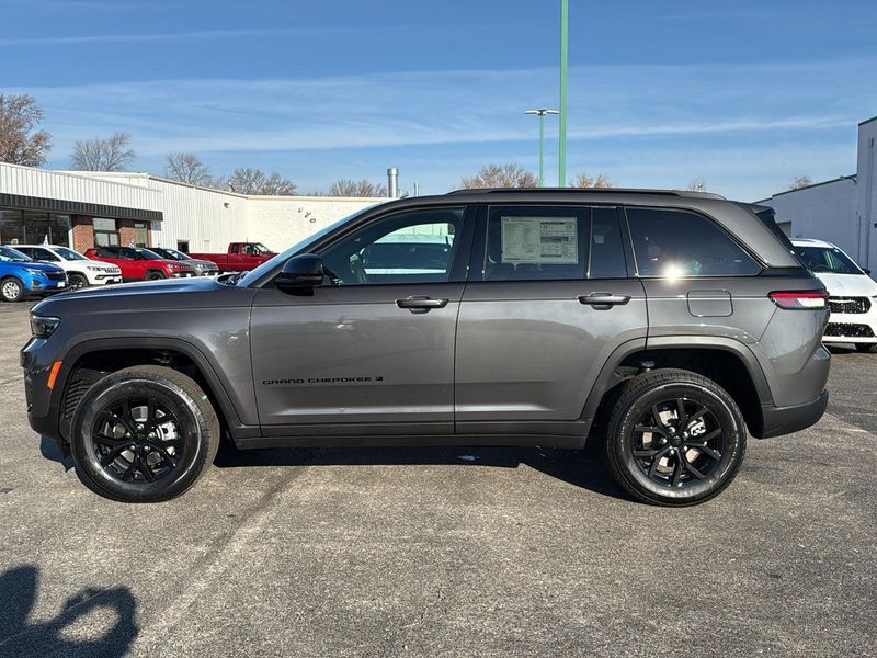 2025 Jeep Grand Cherokee Laredo Altitude photo 4