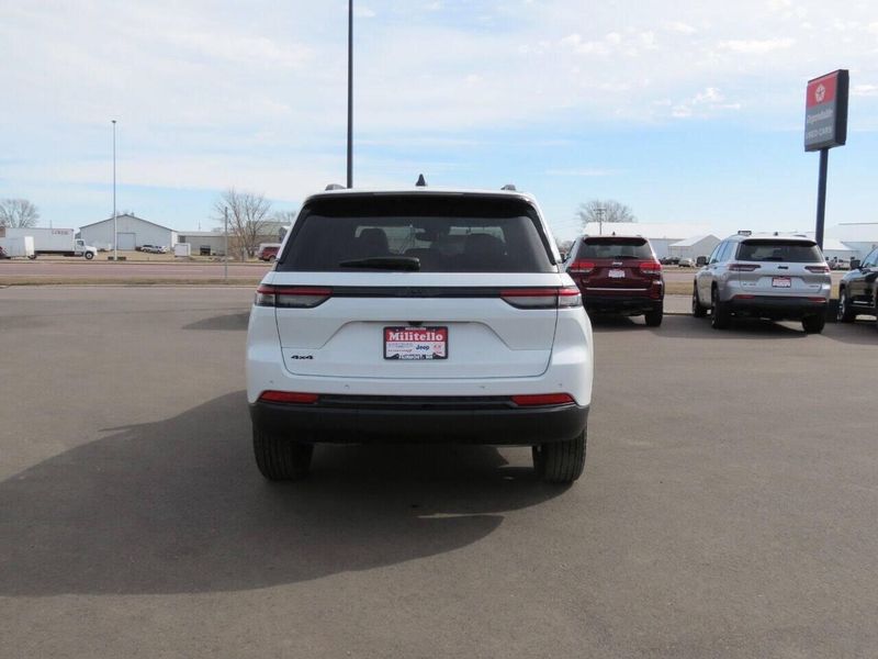 Used 2025 Jeep Grand Cherokee Altitude 4x4 4dr SUVImage 7