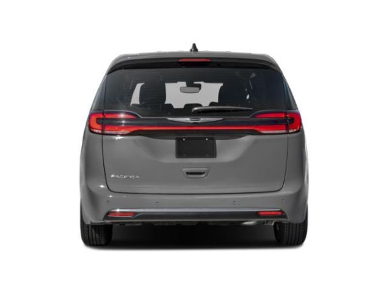 Used 2025 Chrysler Pacifica Select